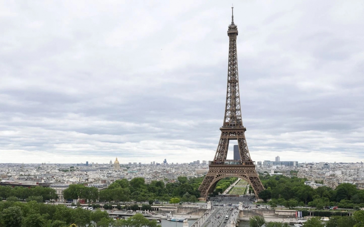 Pháp bắt giữ người đàn ông liều lĩnh leo tháp Eiffel để treo cờ Mỹ